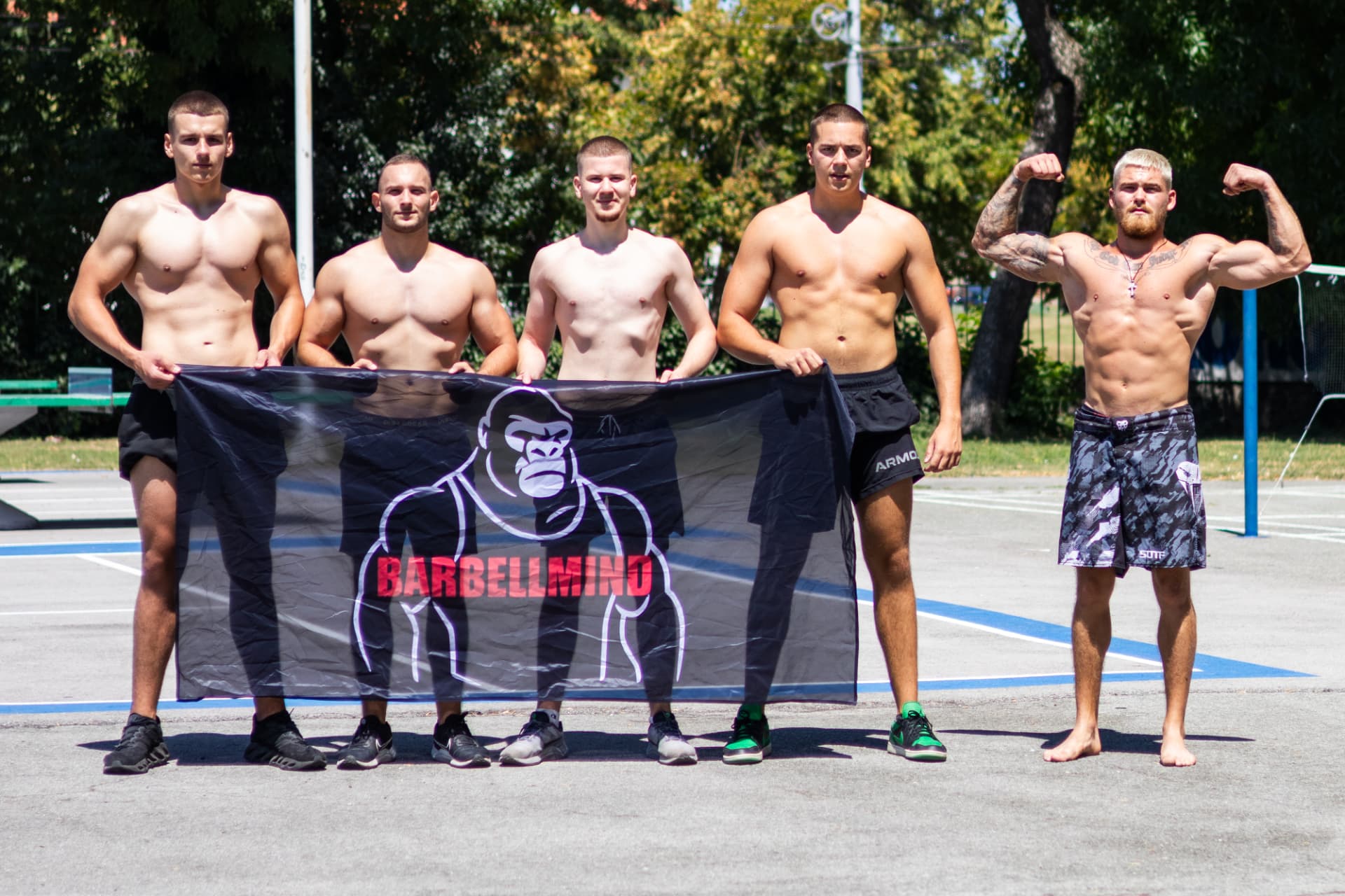 Ekipa s BARBELLMIND zastavom na grupnom treningu