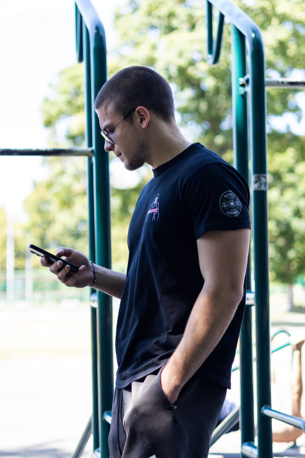 Nikola Labak u BARBELLMIND majici na trening spravama