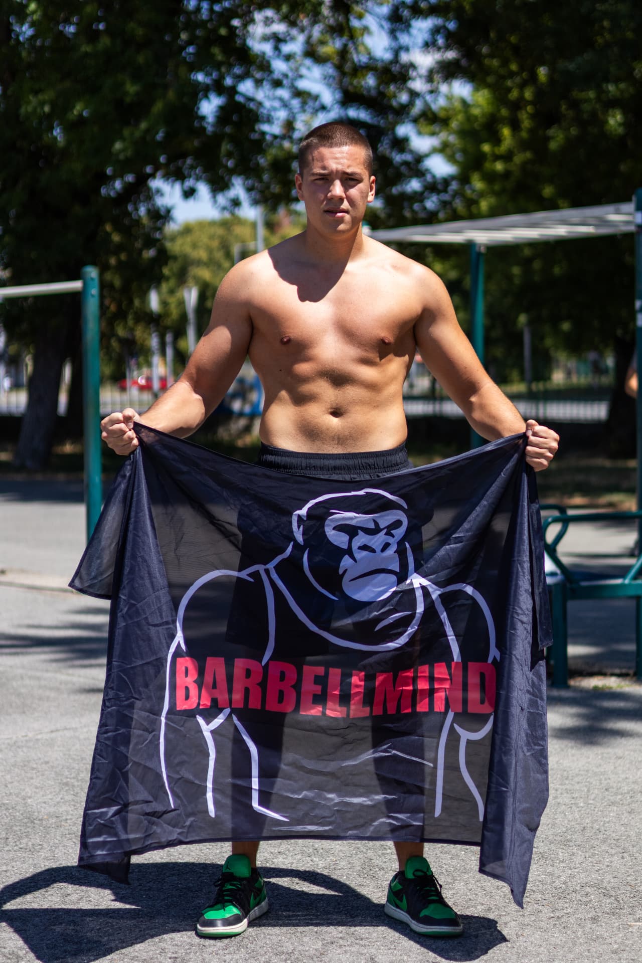 Antonio Vanek s BARBELLMIND zastavom