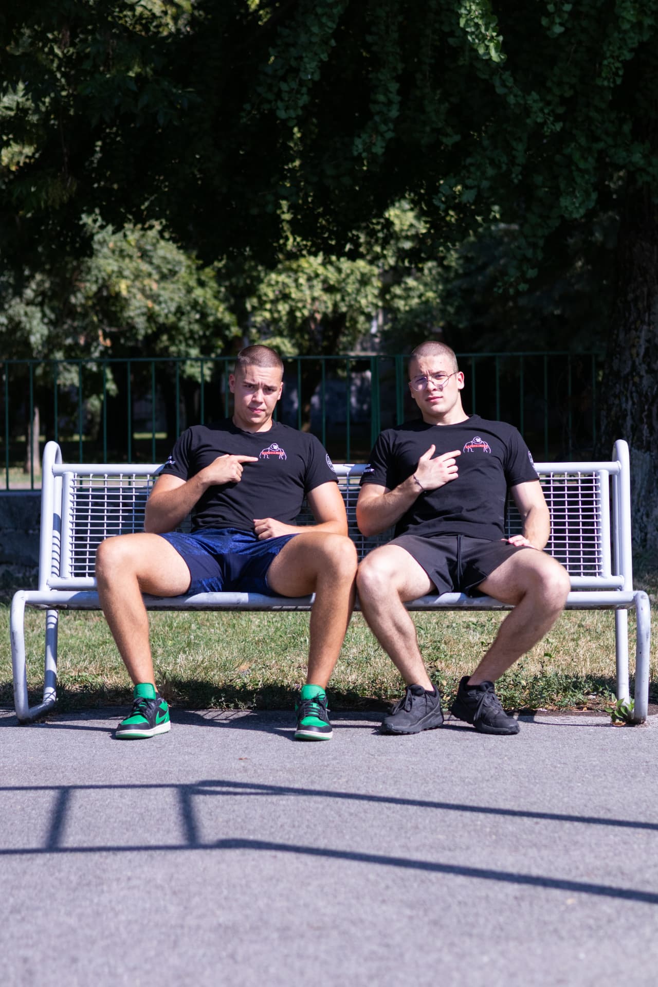 Antonio Vanek i Nikola Labak na klupi u BARBELLMIND majicama