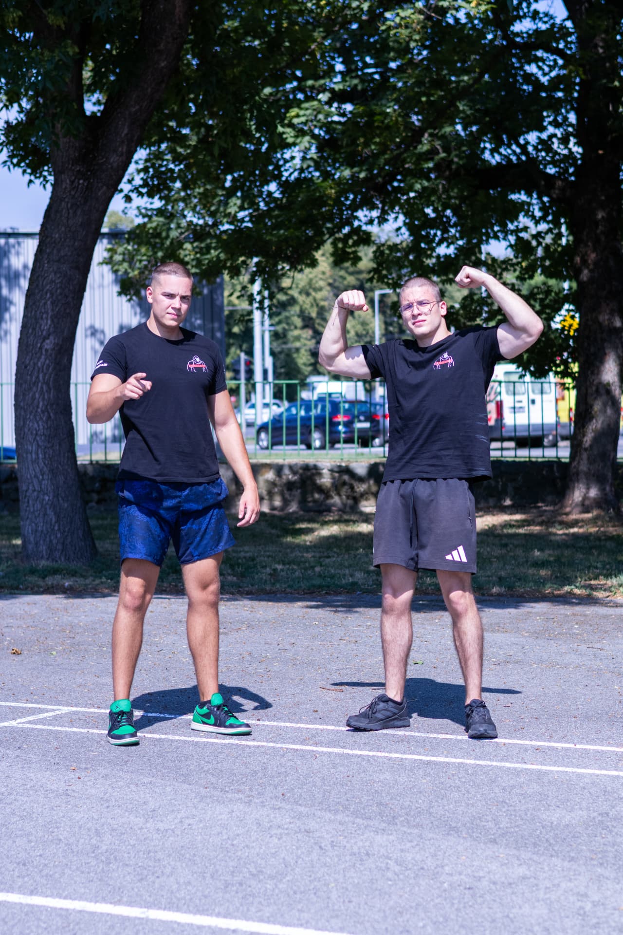 Antonio Vanek i Nikola Labak izvode biceps pozu u BARBELLMIND majicama